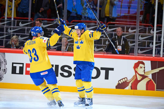 Sveriges Nicklas Danielsson och Henrik Sedin jublar