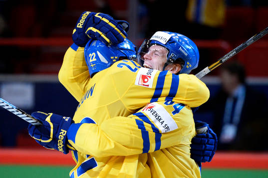 Sveriges Daniel Sedin och Nicklas Danielsson jublar