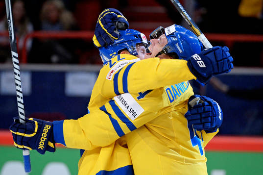 Sveriges Daniel Sedin kramar om Nicklas Danielsson som