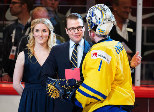 Prins Daniel delar ut priset till matchens bästa spelare