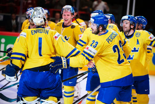 Sveriges målvakt Jhonas Enroth hyllas av sina lagkamrater