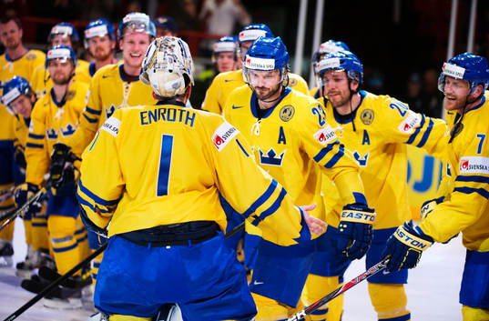 Sveriges målvakt Jhonas Enroth hyllas av sina lagkamrater