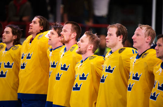 Sveriges Fredrik Pettersson (m) sjunger nationalsången