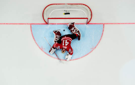 Kanadas målvakt Mike Smith deppar