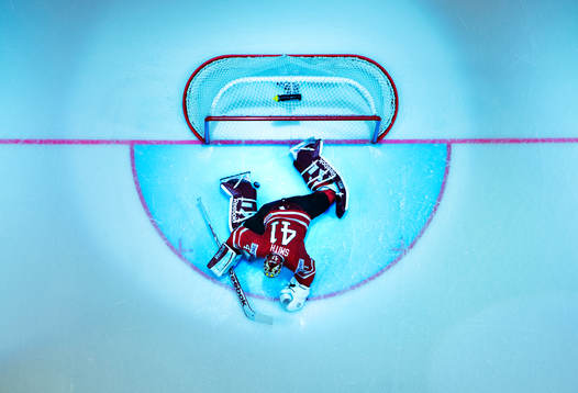 Kanadas målvakt Mike Smith blir upplyst av en spotlight