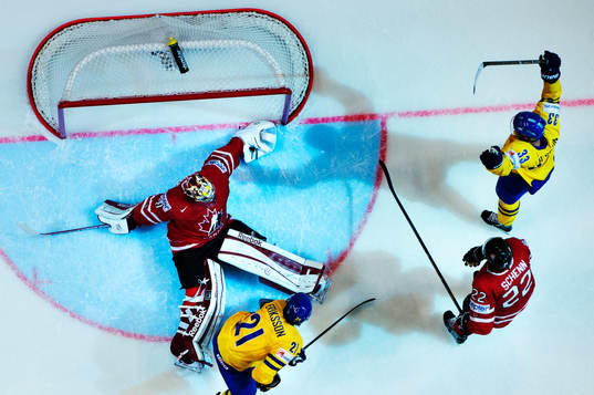 Sveriges Loui Eriksson och Henrik Sedin jublar