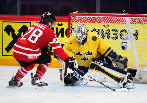 Sveriges målvakt Jhonas Enroth (h) räddar en straff från