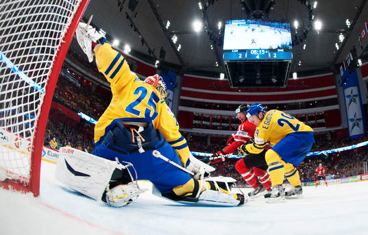 Sveriges målvakt Jacob Markström och Erik Gustafsson ser