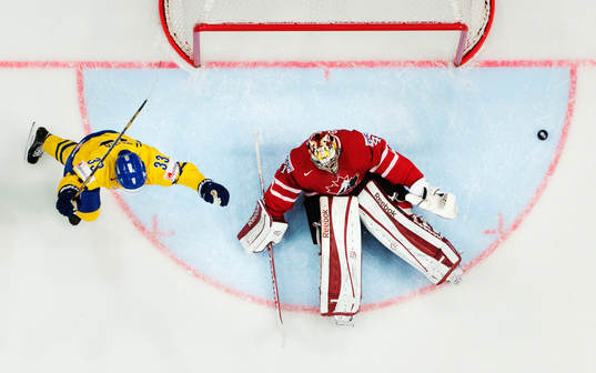 Sveriges Henrik Sedin jublar samtidigt som Kanadas målvakt