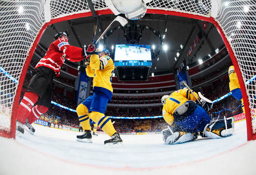 Kanadas Jordan Eberle och Sveriges Niklas Persson kämpar