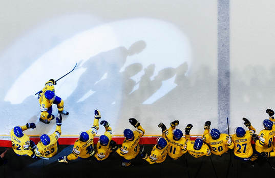 Sveriges Fredrik Pettersson gratuleras till sitt straffmål