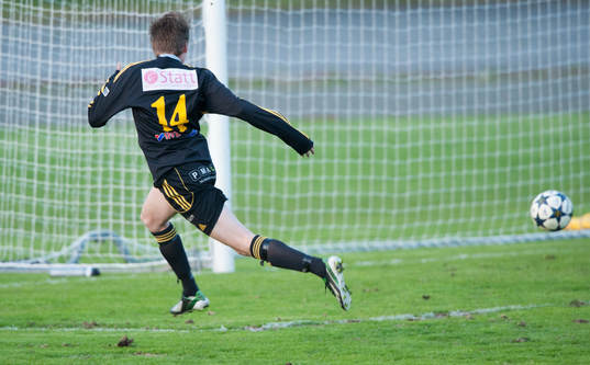 3-2 Joakim Karlsson, IFK Hässleholm, som elegant rullar in
