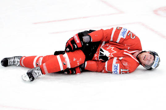 Eric Staal, Kanada ligger illa skadad på isen