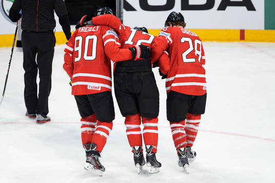 Eric Staal, Kanada bärs ut av Ryan O'Reilly, Claude Giroux