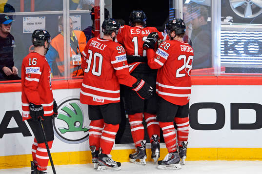 Eric Staal, Kanada bärs ut av Ryan O'Reilly, Claude Giroux