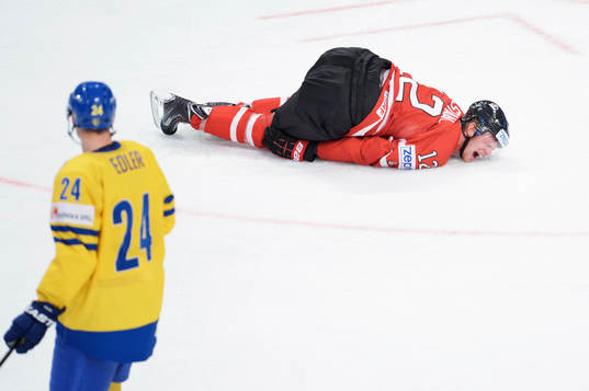 Eric Staal, Kanada ligger illa skadad på isen