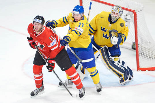 Erik Gustafsson, Sverige crosschekar Jordan Staal, Kanada i