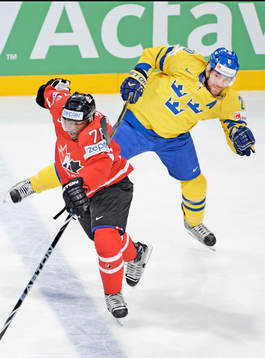 Joel Lundqvist, Sverige flyger över T J Brodie, Kanada