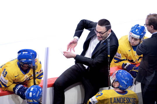 Peter Popovic, assisterande tränare Sverige, instruerar