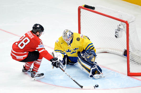 Claude Giroux, Kanada missar straffen på Jhonas Enroth,