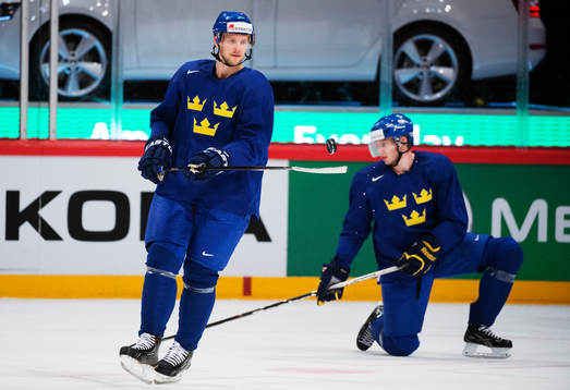 Alexander Edler trixar med pucken framför Petter Granberg