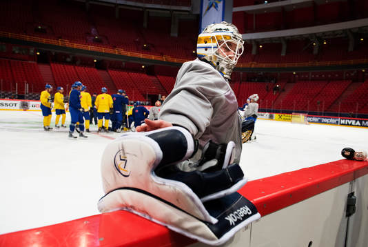Jhonas Enroth sträcker sig