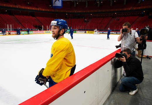 Fredrik Pettersson bevakas av fotografer
