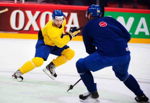 Fredrik Pettersson utmanas av Alexander Edler på Sveriges