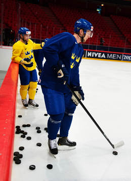 Fredrik Pettersson och Alexander Edler på Sveriges träning