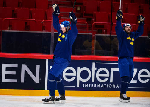 Alexander Edler och Niklas Persson jublar på Sveriges