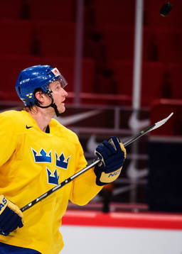 Staffan Kronwall jonglerar med en puck på Sveriges träning