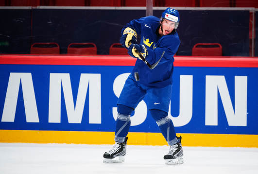 Loui Eriksson passar pucken på Sveriges träning