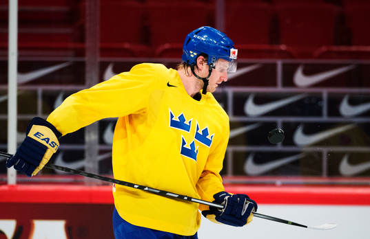 Staffan Kronwall jonglerar med en puck på Sveriges träning