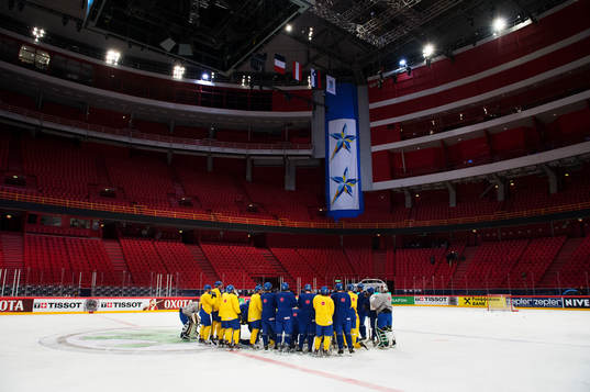 Spelarna är samlade för en genomgång på Sveriges