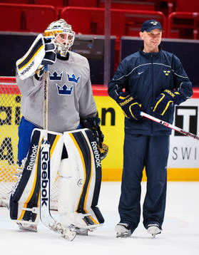Jhonas Enroth och Stefan Ladhe, målvaktstränare, på