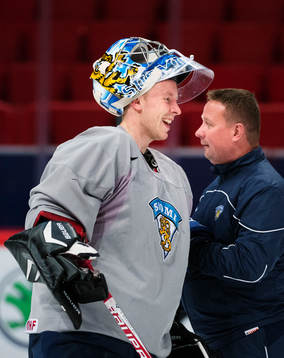Målvakten Antti Raanta skrattar på Finlands träning