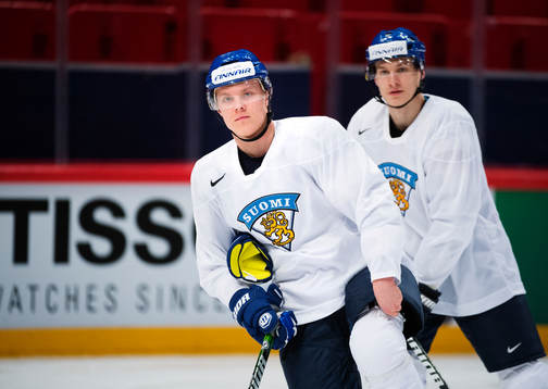 Mikael Granlund (v) på Finlands träning