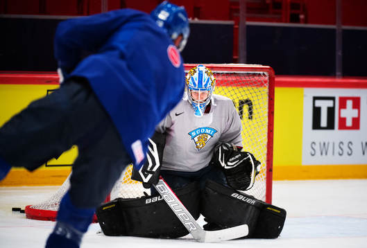 Målvakten Antti Raanta räddar ett skott på Finlands