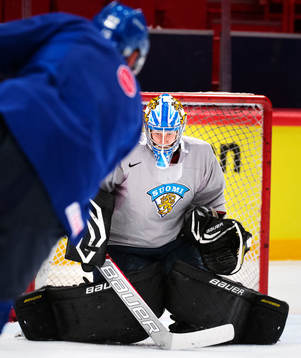 Målvakten Antti Raanta räddar ett skott på Finlands