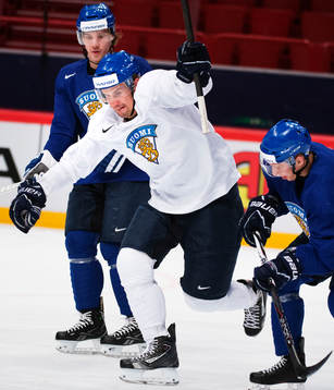 Sami Lepistö (i vitt) på Finlands träning