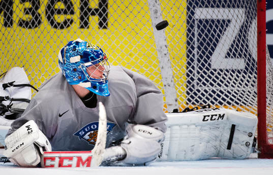 Målvakten Atte Engren har blicken på pucken på Finlands