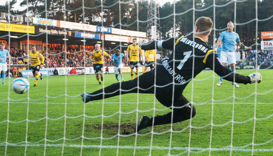 2-2, straff, Magnus Eriksson, Malmö, förbi Mattias Asper,