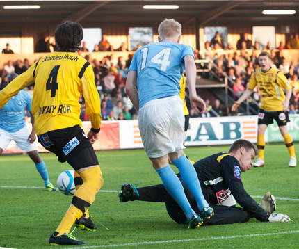 1-1, Simon Kroon, Malmö, som överlistar Mattias Asper,