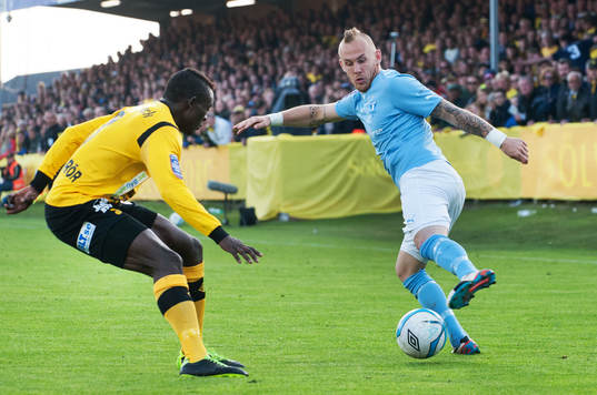 Magnus Eriksson, Malmö, skojar med Gbenga Arokoyo, Mjällby