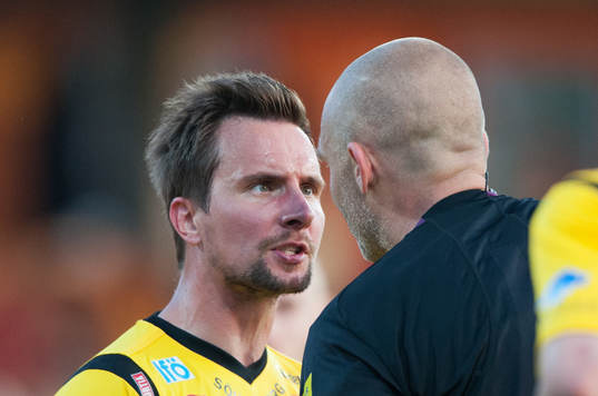 Utvisning, Daniel Nicklasson, Mjällby, har synpunkter på