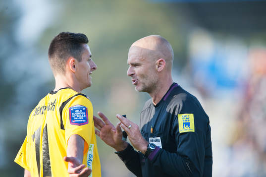 Haris Radetinac, Mjällby, tillrättavisas av domaren