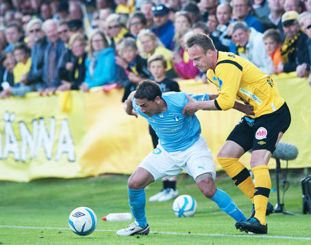 Marcus Ekenberg, Mjällby drar Ricardinho, Malmö, i armen