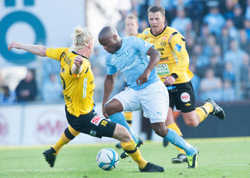 Tokelo Rantie, Malmö, dribblar två Mjällby-spelare