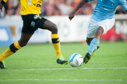 Fot, boll, gräs, närkamp, kamp om bollen, fotbollsskor