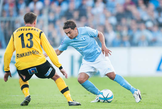 Ricardinho, Malmö, dribblar Daniel Nilsson, Mjällby